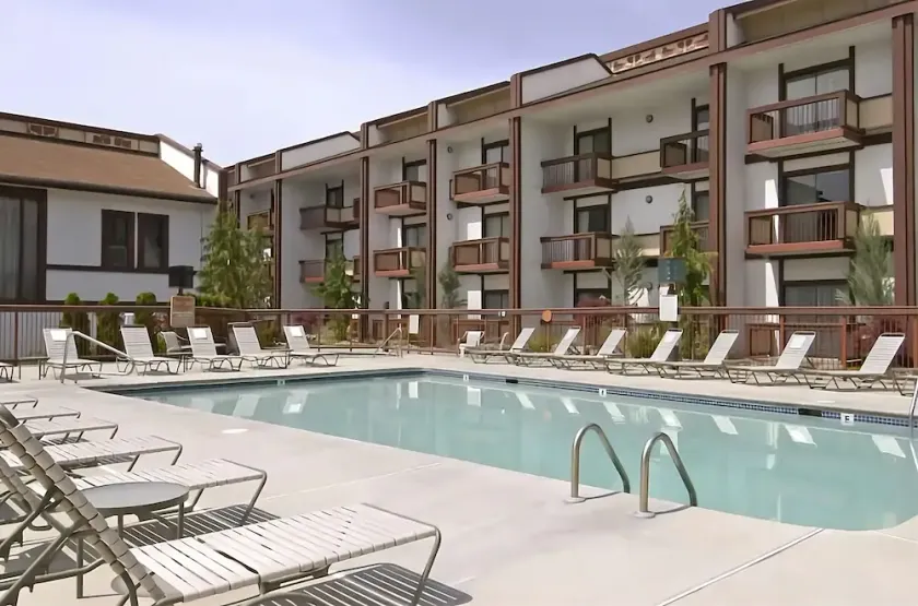 Comfort Meets Affordability, Free Parking, Outdoor Pool, Pets Allowed - Image 1