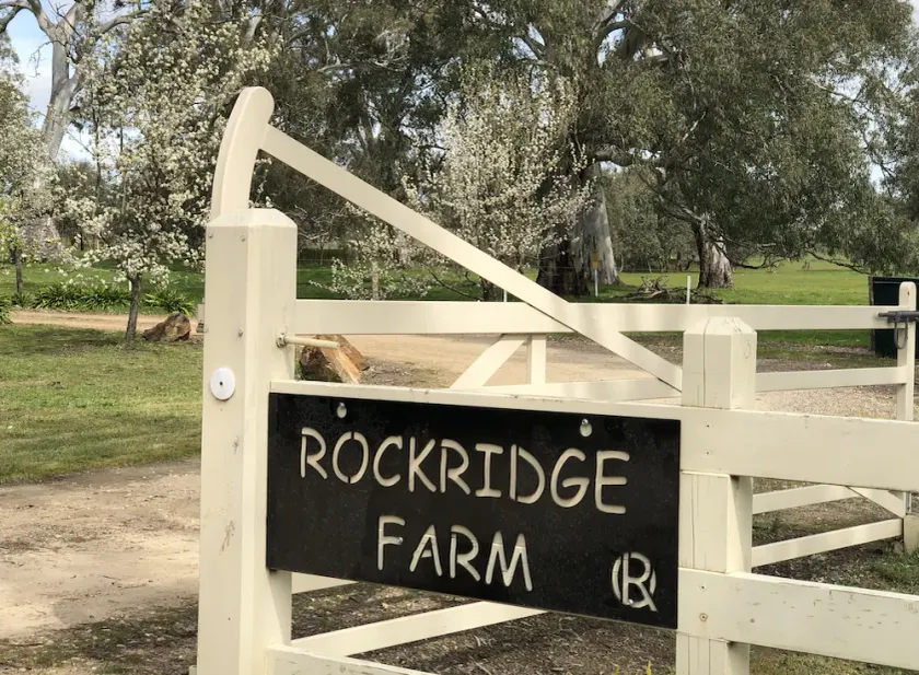 Rockridge, apartment pet friendly semi rural farm stay Set amongst tall gums - Image 1