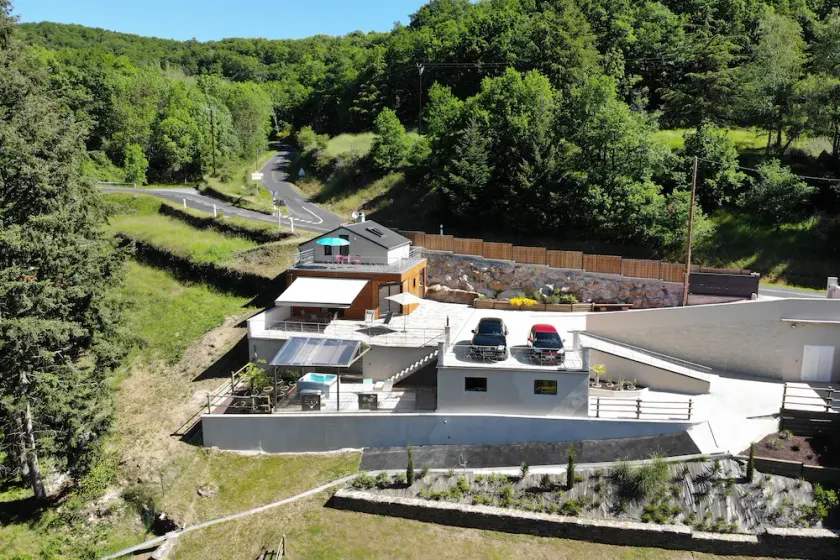 Du kommer bli positivt överraskad av den idylliska inställningen på denna renoverade plats. - Image 1