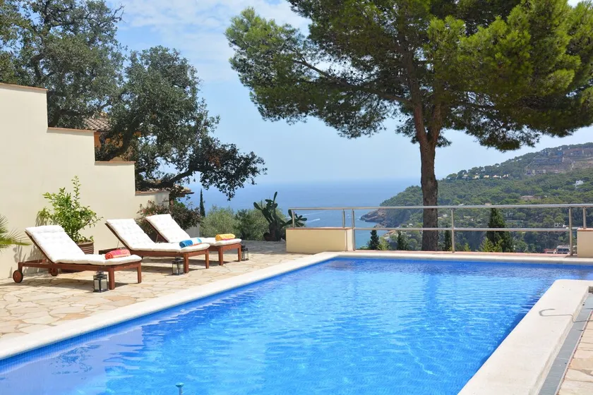 Fantastic Villa, Stunning Sea Views, 8 mins walk to beach, shops & restaurants - Image 1