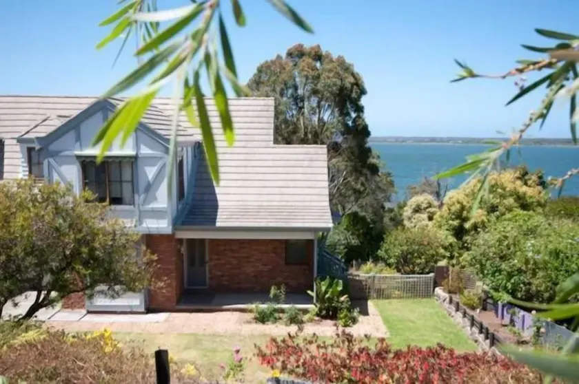 Townhouse in Metung - Walk to Hot Springs, Village and Country Club - Image 1
