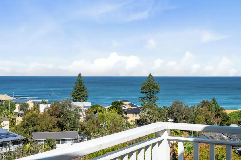 \"Sea & Easy\" – Ocean Views & Walk to Shops - Image 1