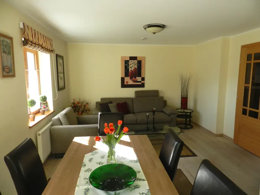 The large apartment on the mezzanine floor - Image 1