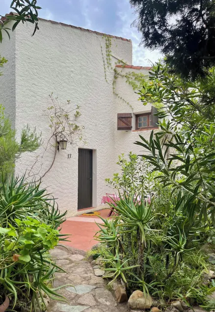 Beautiful villa with view 50 metres from the beach - Image 1