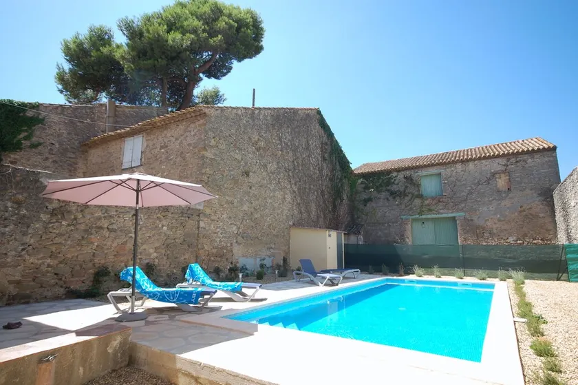1860'erne Stone Villa House med stor privat opvarmet pool i French Village Center - Image 1