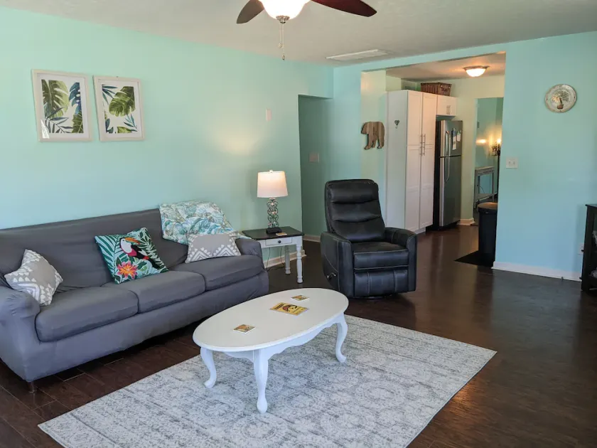 Spacious Family Home with Outdoor Space. One mile to downtown - Image 1