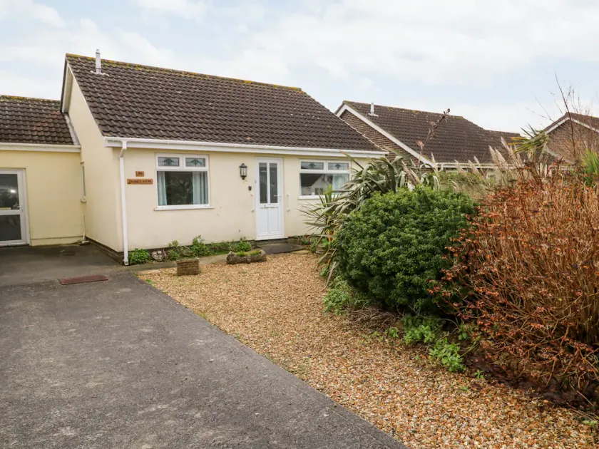 DUNES VIEW, pet friendly, character holiday cottage in Cubert - Image 1