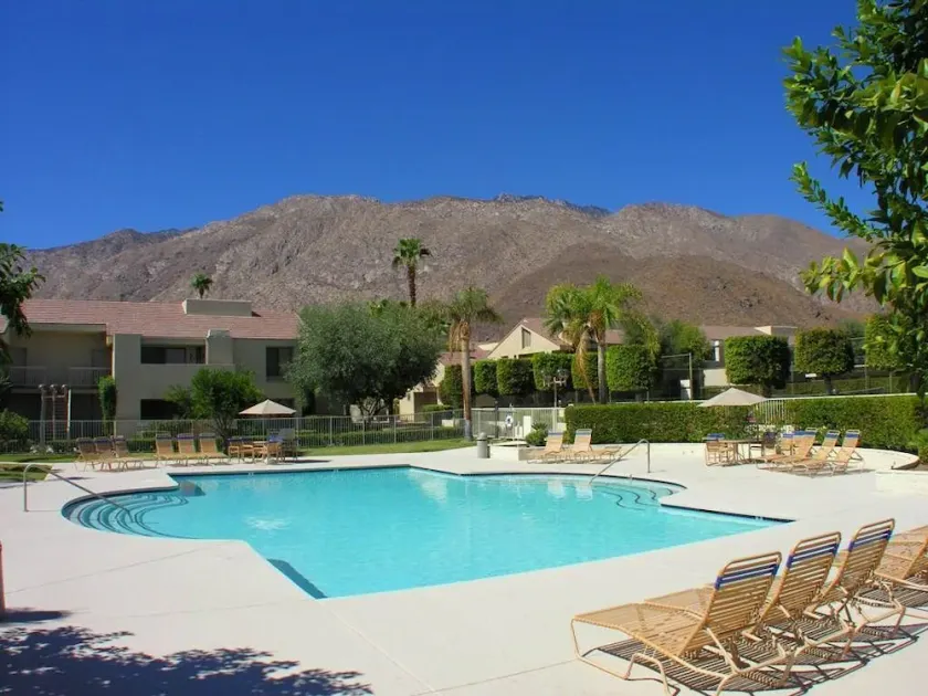 DOWNTOWN PALM SPRINGS POOLSIDE NEDRE CONDO TRIN TIL CASINO - Image 1