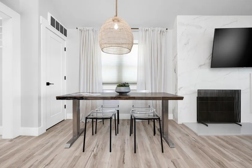 Roxie's Modern Lake Front House on the water! - Image 1