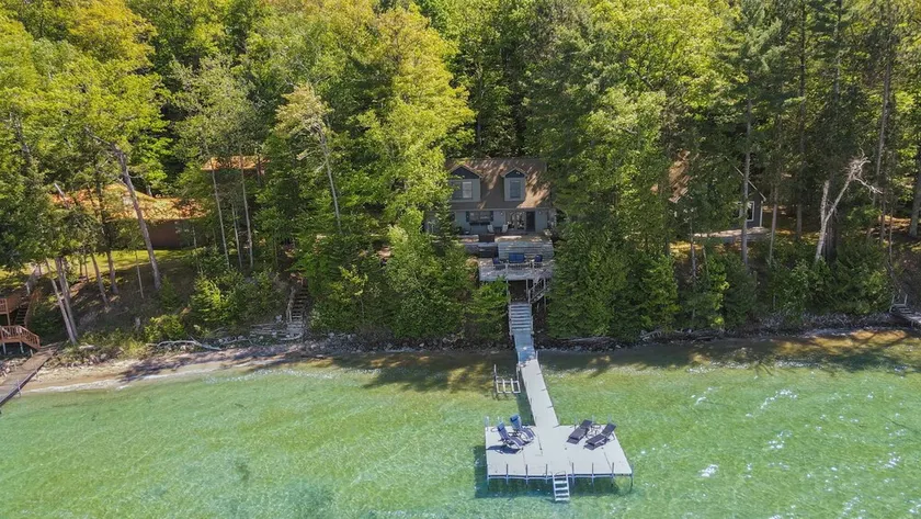 Burt Lake Waterfront Cottage - Image 1
