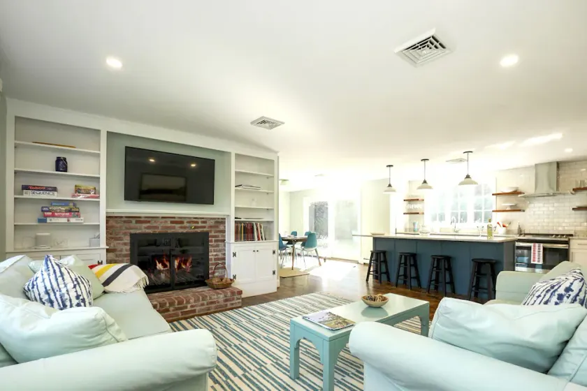Newly updated home sleeps 7, AC, free WIFI, half mile to town - Image 1