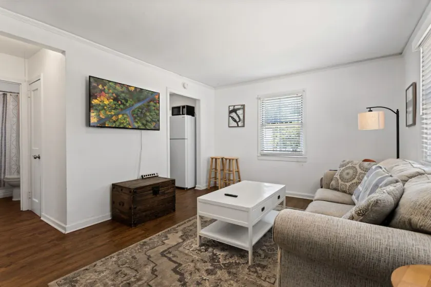 WOW! 2 Bedroom Near Downtown Greenville - Pet Friendly - Image 1