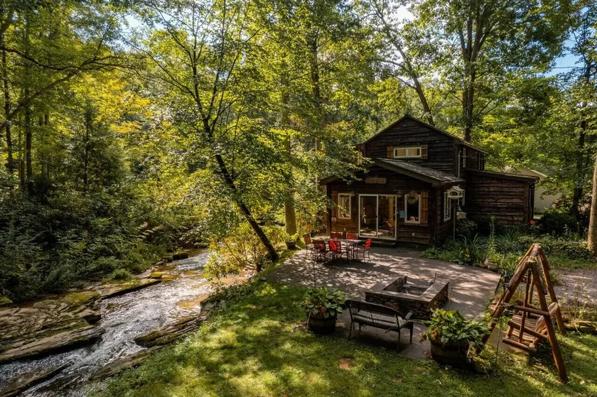 Fall Getaway Creek Haven: Sleeps 6 · 3BR 1BA · Hot Tub Fire Pit Grill Fireplace - Image 1