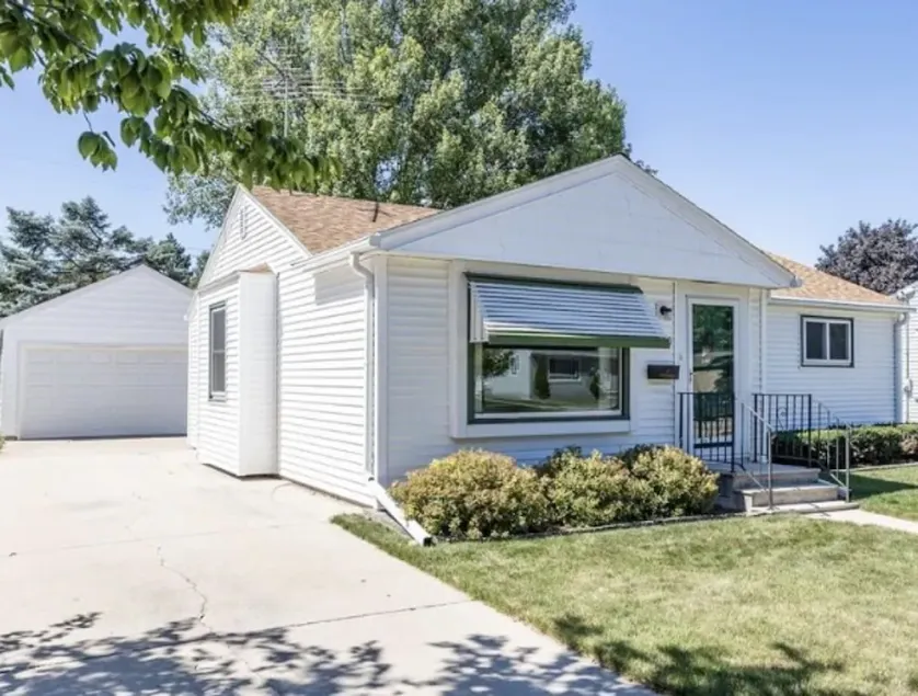 Bright Sunny Oneida St Comfortable 3 bed, 2 Bath Home 0.7 mile to Lambeau Field  - Image 1