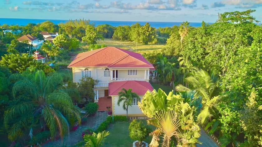 Spacious 5 Bedroom Villa, Centrally Located, Near Beach. - Image 1