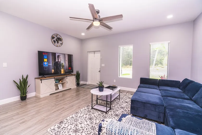 Newly Built in 2023! 2 hole Putt-Putt, Fire-Pit, Huge Fenced Backyard, Lake View - Image 1