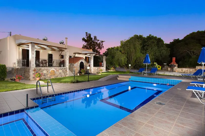 Villa de campagne moderne avec piscine privée, vue spectaculaire, endroit paisible - Image 1