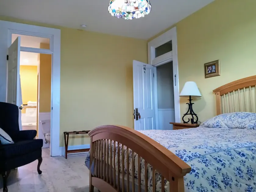 Nostalgic Q ensuite room in historic railroad inn. - Image 1