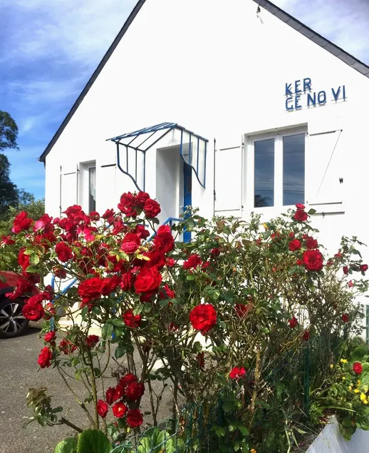 FAMILY HOME WITH ENCLOSED GARDEN IN A QUIET LOCATION: 5 MINUTES' WALK FROM THE BEACH & THE GR34 - Image 1