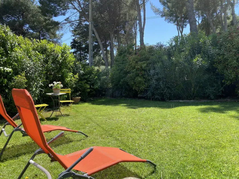 Detached country house, in the heart of the vineyards, 6 km from the beach in Meze - Image 1