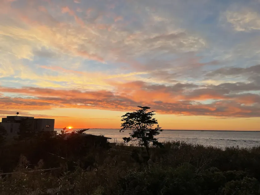 Renovated w/hot tub great sunset view, 5 minute walk to beach - Image 1