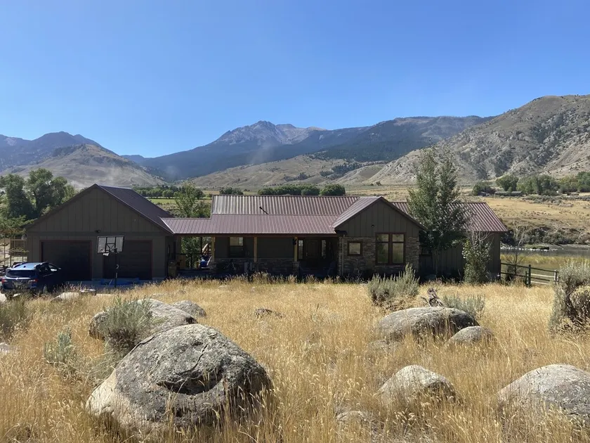 Electric Peak Retreat at Yellowstone National Park North Entrance - Image 1