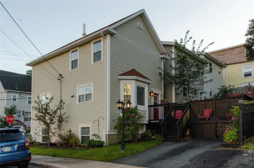 DOWNTOWN ST JOHN'S- CLEAN, off-street PARKING, patio, no hills - Image 1