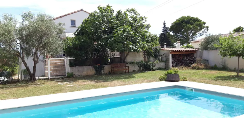 Large apartment in a villa with a terrace, private pool, and garden between Aix and Salon; sleeps 6. - Image 1