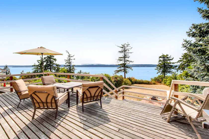 Delightful Waterfront Cabin w/ Large Deck, Free WiFi, Firepit, & Washer/Dryer - Image 1