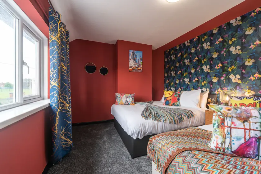 J's FrEsH Newly RefurB 2 Bedroom Garden Parking - Image 1