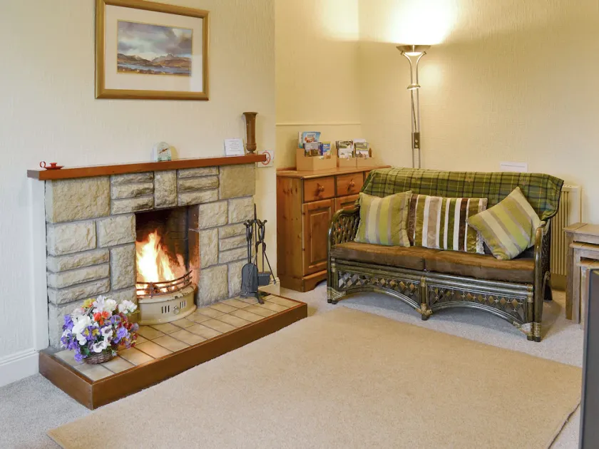 2 bedroom accommodation in Balloch, Loch Lomond - Image 1