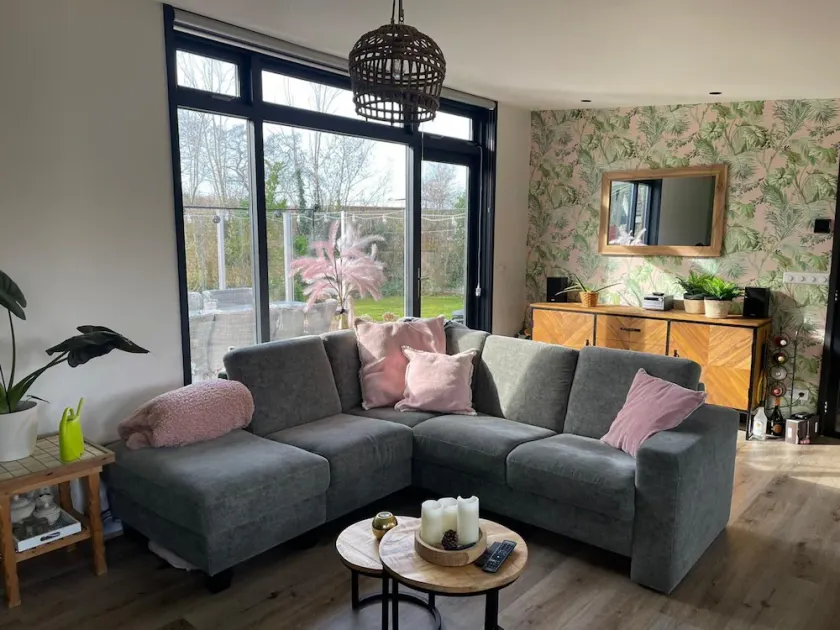 Beautiful Bungalow With Spacious Garden - Image 1