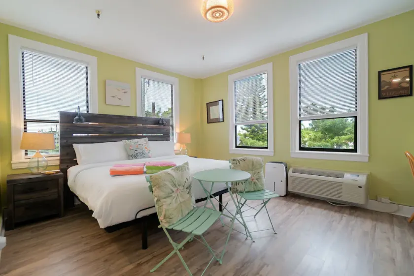 🏝Palm Beach Island Condo-Hotel, King Corner Studio Close to Beach 24/7 Desk🏖 - Image 1