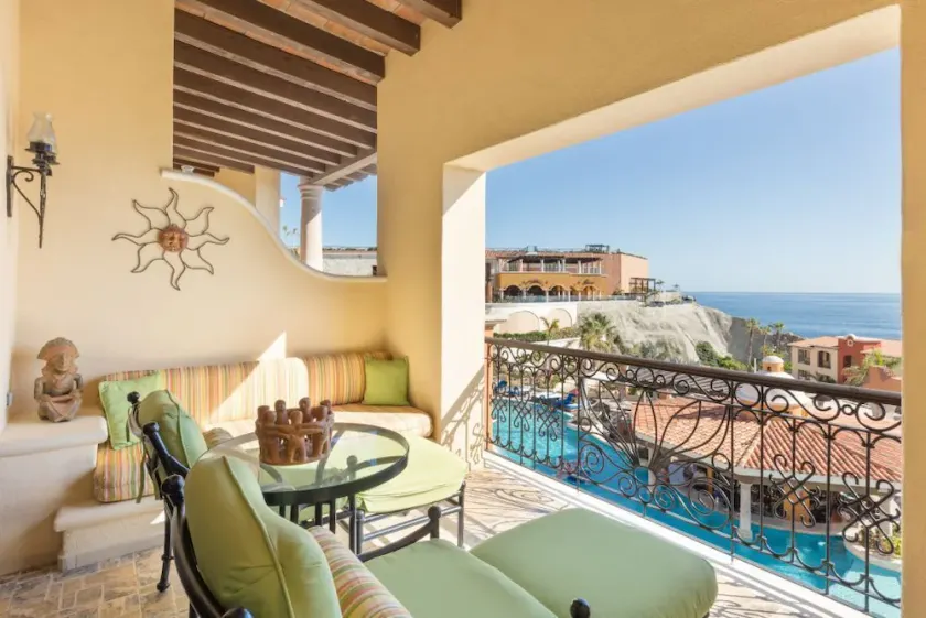 Luxury Oceanfront Studio with Pool & Gym - Image 1