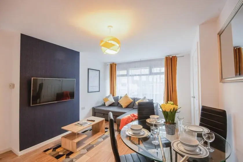 Spacious 4 Bed House, City Centre -w/Parking - Image 1