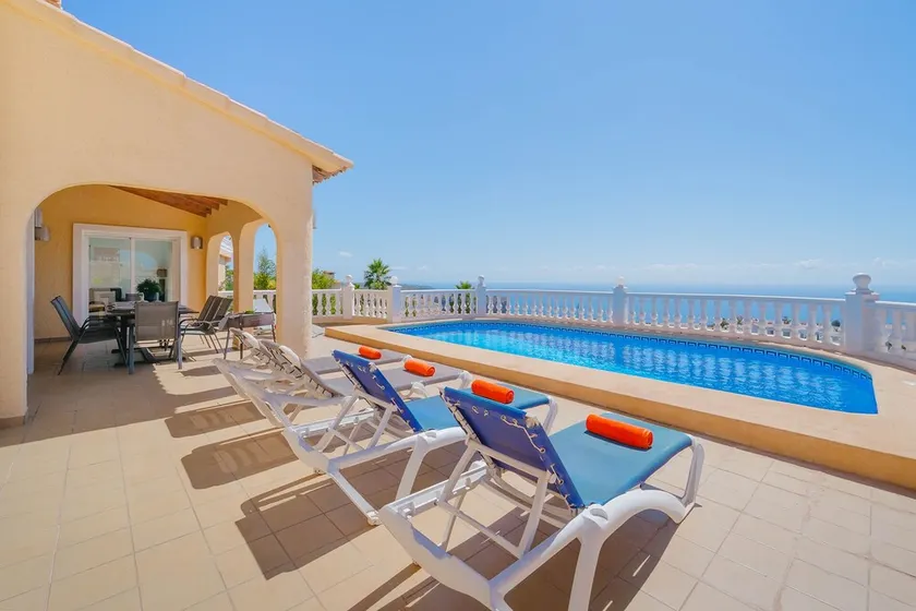 4 Bed Villa with Pool & Spectacular Sea Views - Image 1