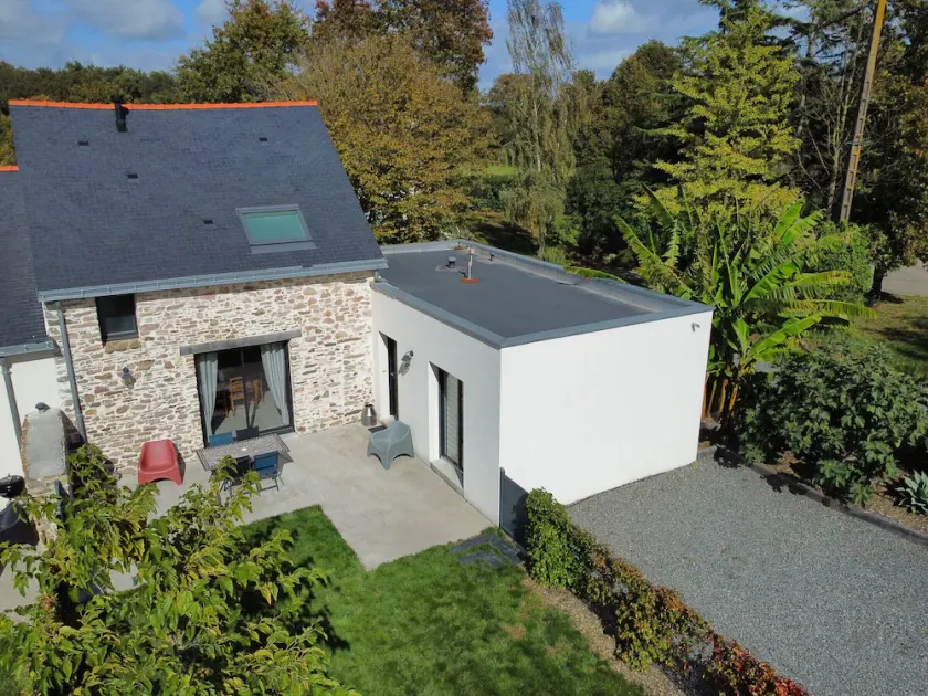 Gîte familial rénové près du Canal de Nantes avec jardin, terrasse, wifi et chambres mansardées - Image 1