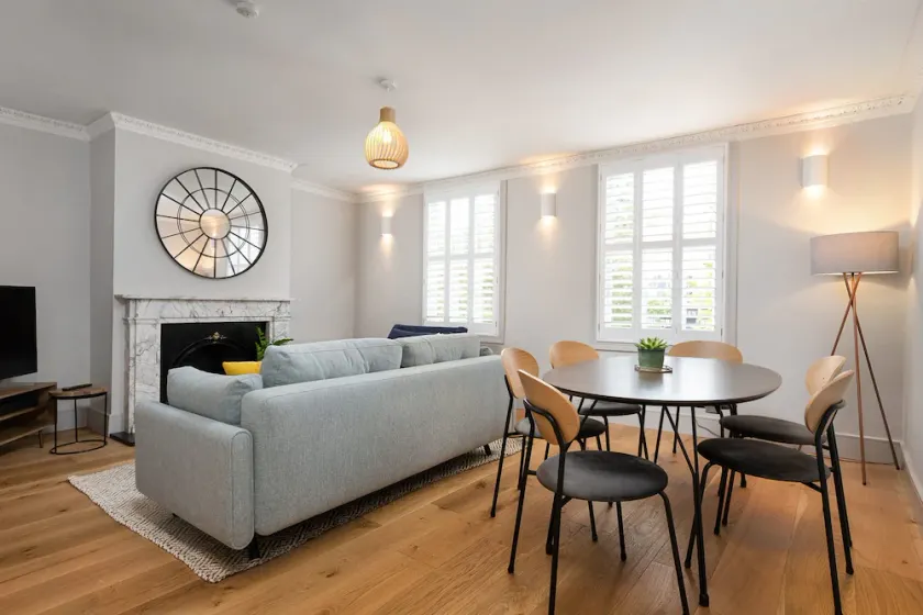 Period Henley 2 bed apt with parking for 1 car - Image 1