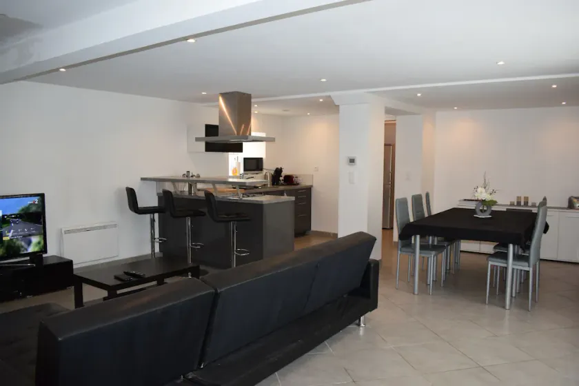 Maison Mitoyenne Tout Confort. Parking - Image 1