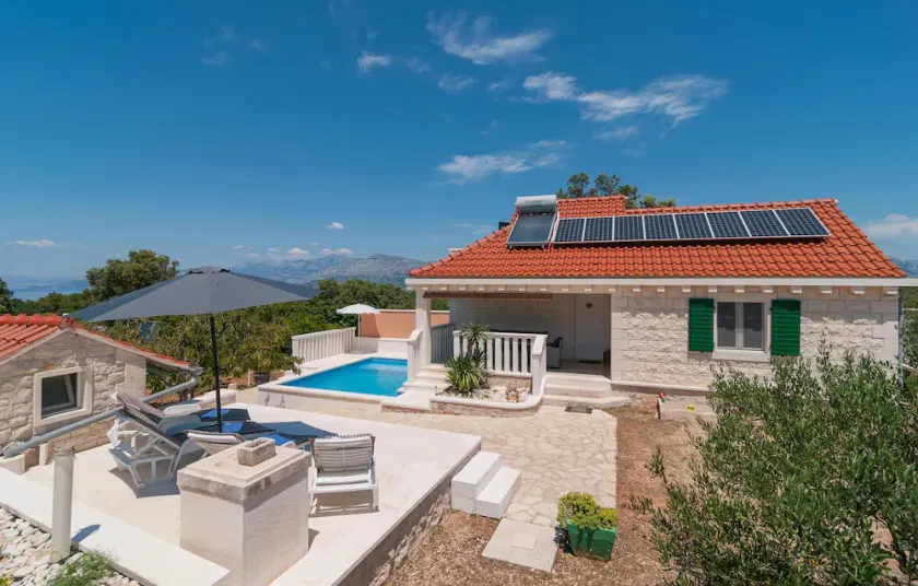 Maison confortable à Pucisca avec piscine privée, utilisable à l'intérieur. - Image 1