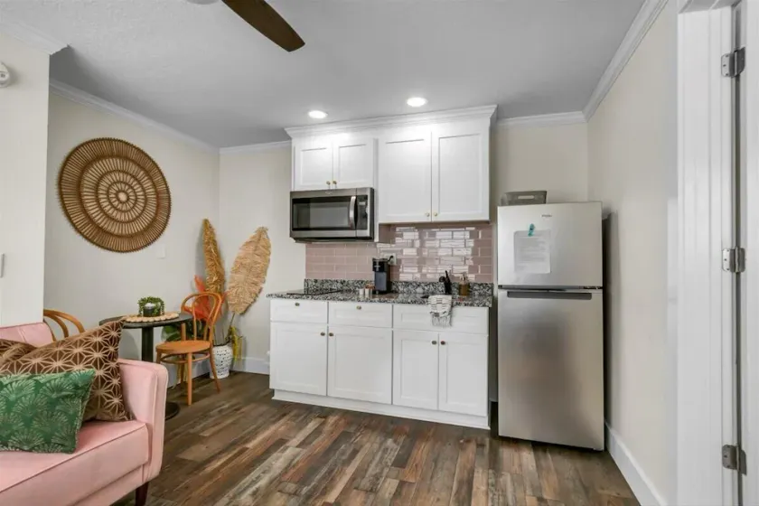 Queen bed, kitchenette, living room/couch. - Image 1