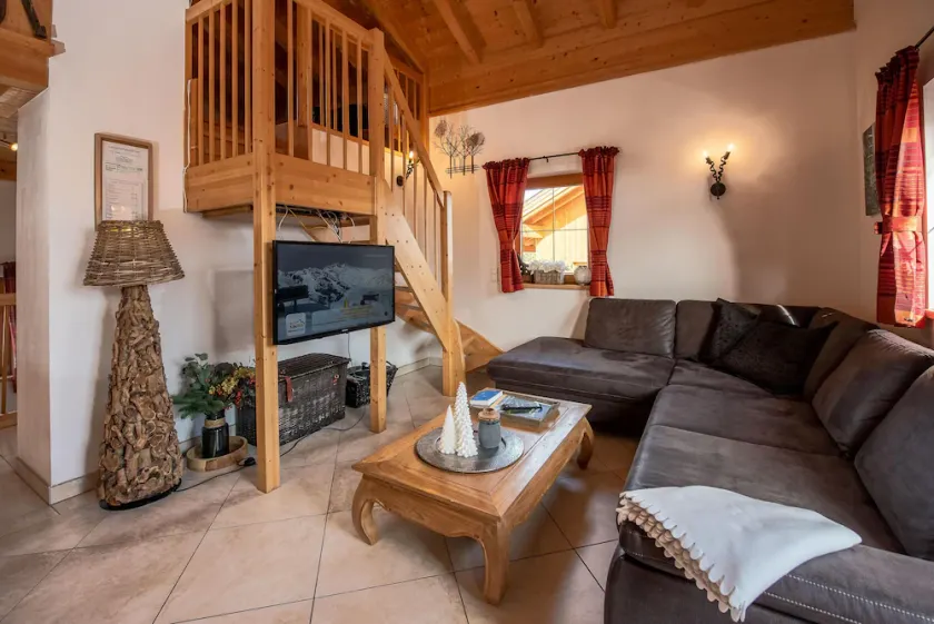 Alpine hut with breathtaking mountain views and close to the slopes - Image 1