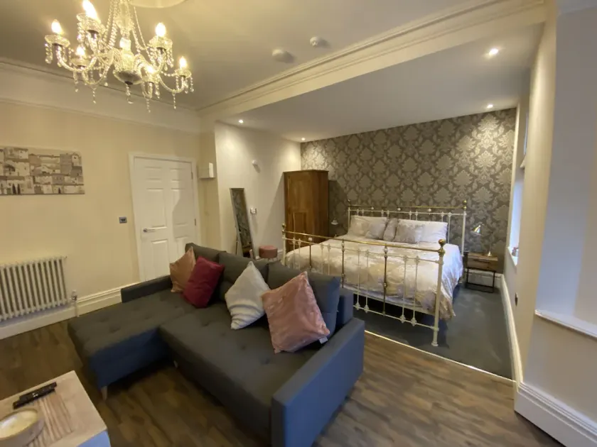Boutique Apartment in great location with private parking - Image 1