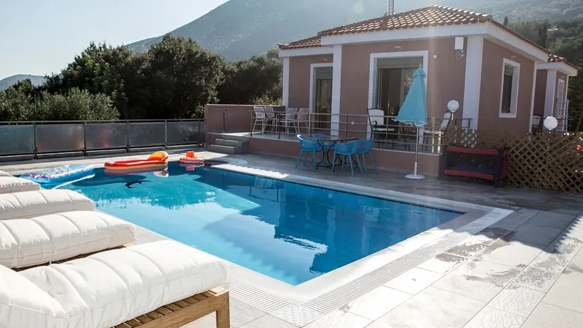 Luxury villa with private pool - Image 1