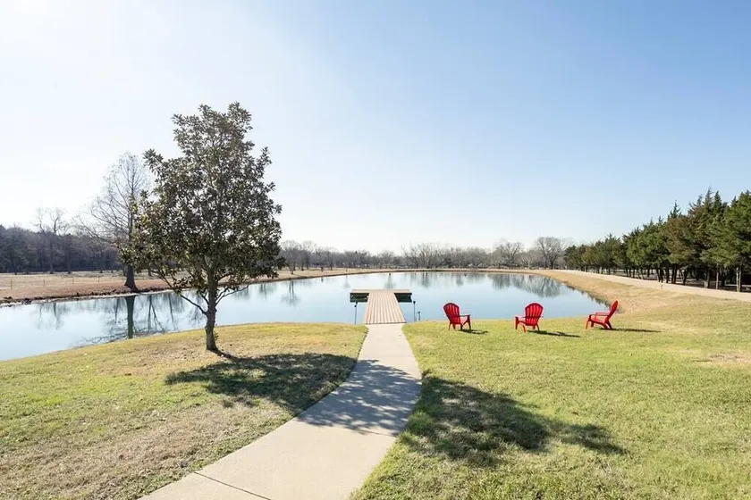 Texas Ranch House with 5 Bedroom and Fish Pond - Image 1