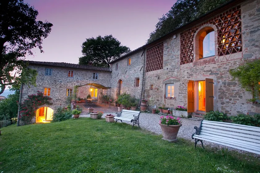 Villa fra XII århundrede på bakkerne over Lucca med kok, madlavningstime, vinsmagning - Image 1