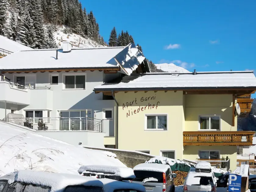 Skøn privat feriebolig for 20 personer med WIFI, TV og terrasse - Image 1