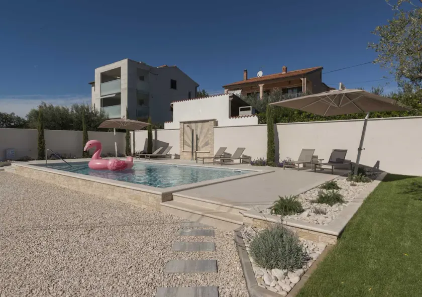 Amazing 5-BR villa with pool only 2 km from the beach - Image 1