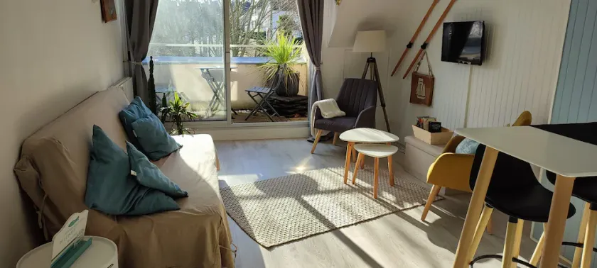 Studio Cosy, feet in the water - Image 1