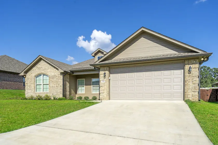 4 bedroom 2 bath Sleeps 8 - Image 1